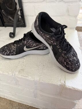 Nike Women's Black & White Patterned Running Shoes